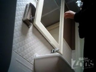 versteckte kamera in der hotel mit einer zimmermädchen