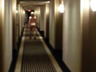 nackt im hotel